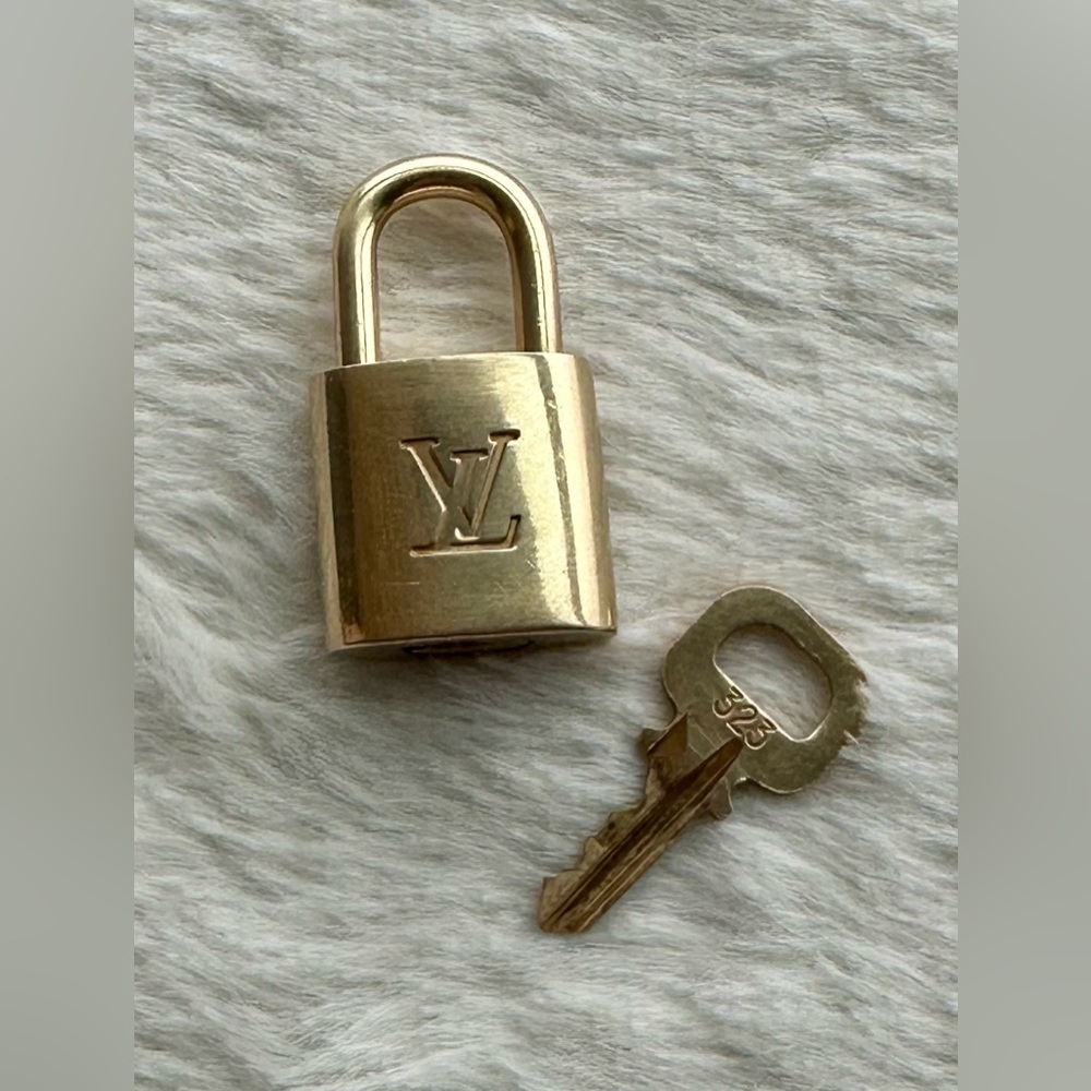 Louis Vuitton Gold Padlock with Key Charm 323 - Picture 9 of 9